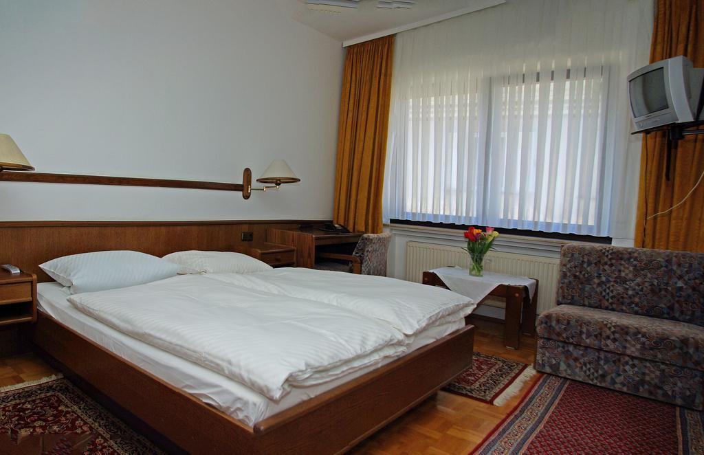 Hotel Alte Bruecke باد هومبرغ فور دير هوه الغرفة الصورة